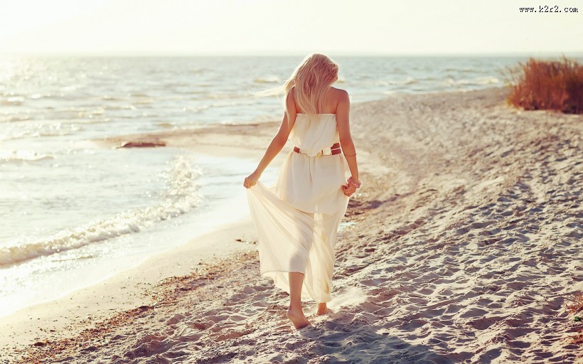 美丽的海边姑娘图片