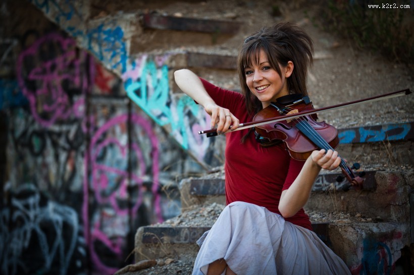 拉提琴的少女图片