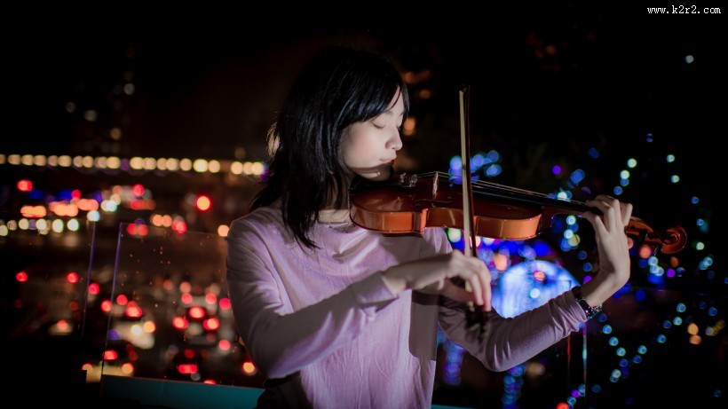 拉提琴的少女图片