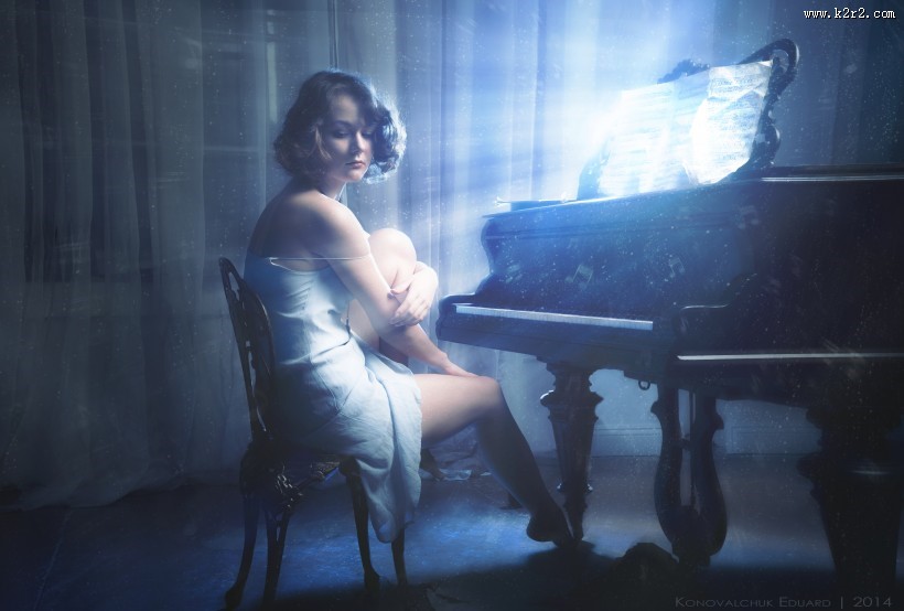 弹钢琴的少女图片