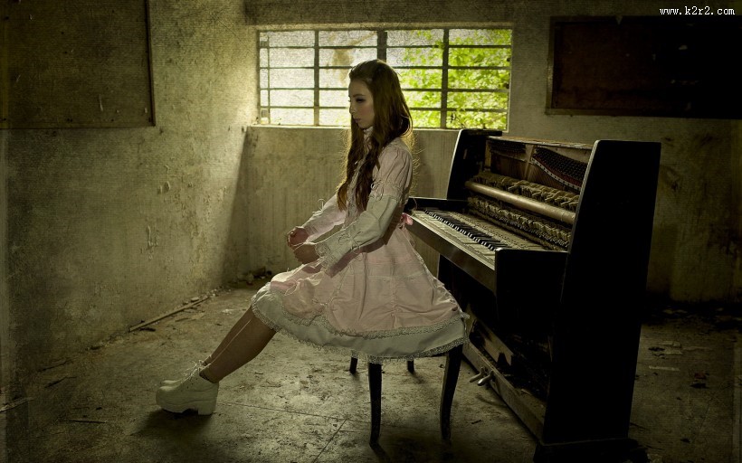 弹钢琴的少女图片
