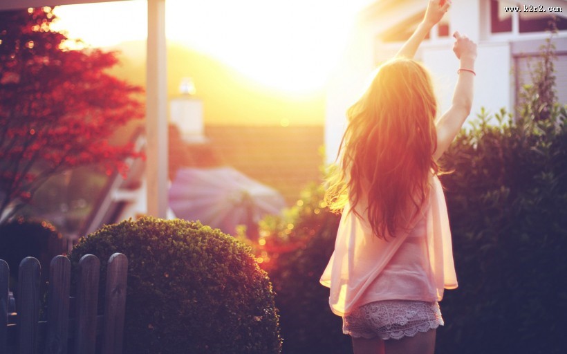 走在阳光下的少女图片