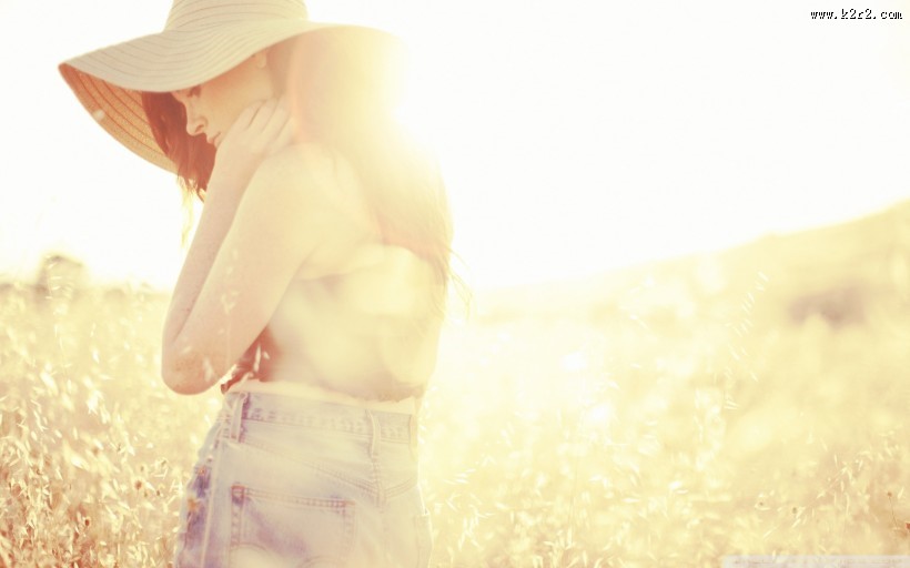 走在阳光下的少女图片