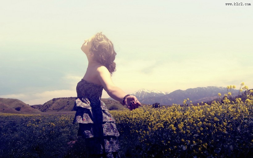 走在阳光下的少女图片