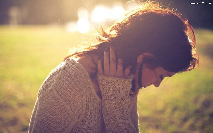 走在阳光下的少女图片