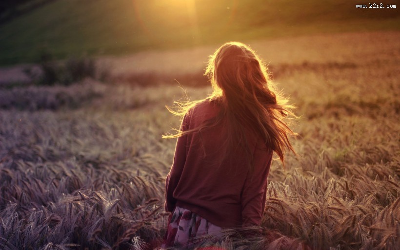 走在阳光下的少女图片