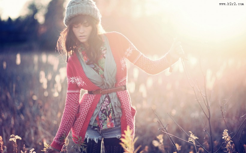 走在阳光下的少女图片