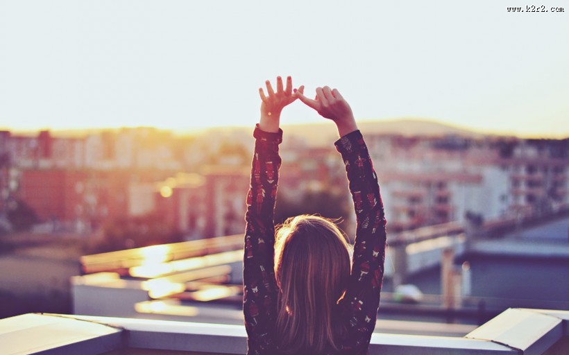 走在阳光下的少女图片