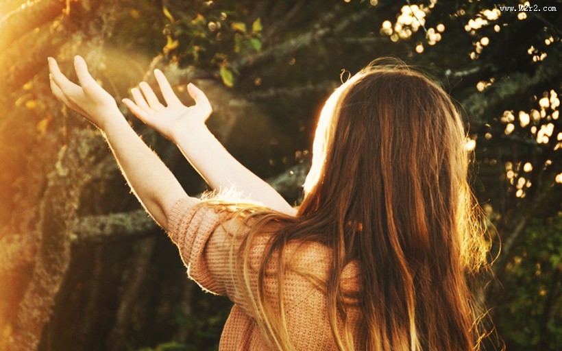 走在阳光下的少女图片