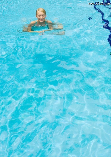 高清游泳人物图片