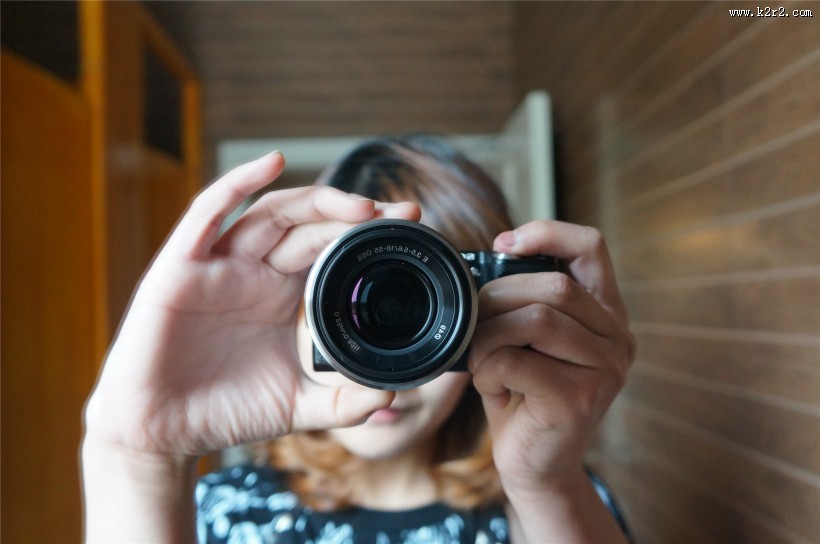 拿相机的少女图片