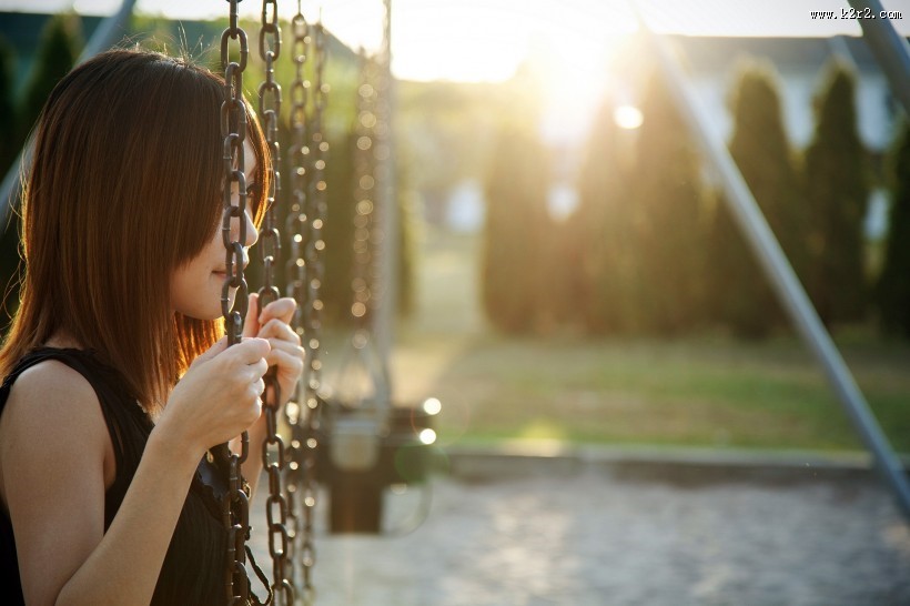 荡秋千的少女图片大全