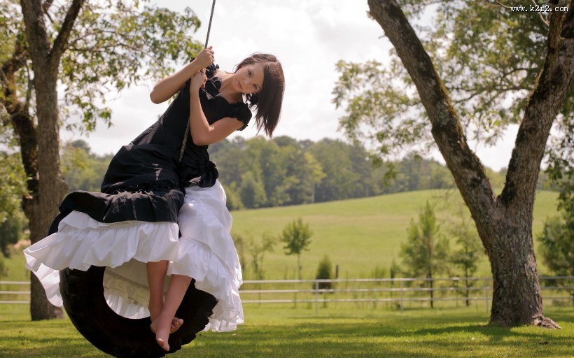 荡秋千的少女图片大全