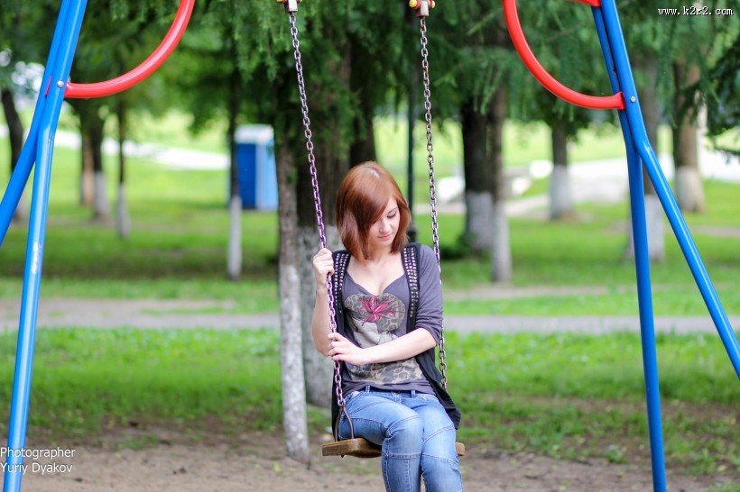 荡秋千的少女图片大全