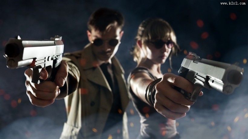 持枪的美女图片