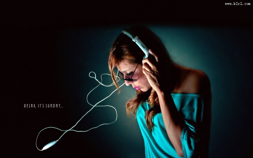 听音乐的女孩图片