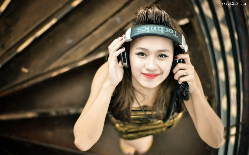 听音乐的女孩图片