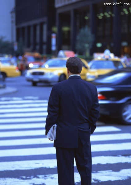 等待过马路的人图片