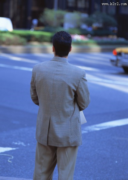 等待过马路的人图片