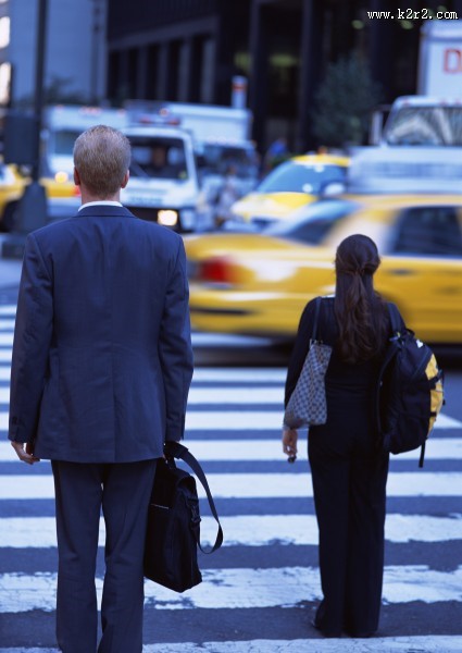 等待过马路的人图片
