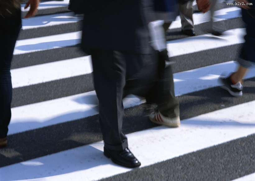 人物走路腿部特写图片