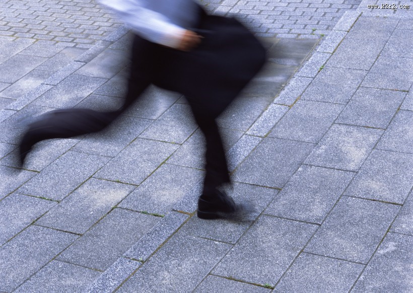 人物走路腿部特写图片