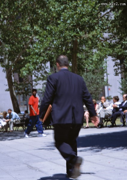 人物行走背影图片