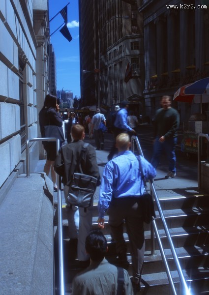 电梯、楼梯拥挤的人群图片