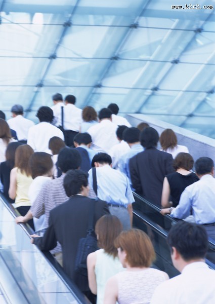 电梯、楼梯拥挤的人群图片