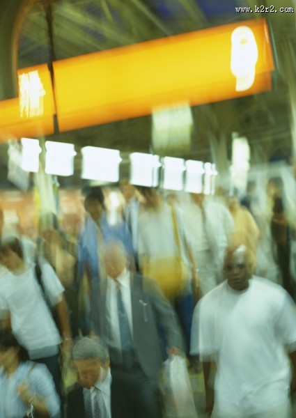 电梯、楼梯拥挤的人群图片