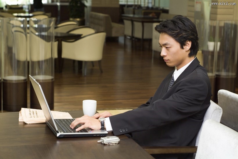 白领男性上网工作图片