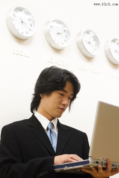 白领男性上网工作图片