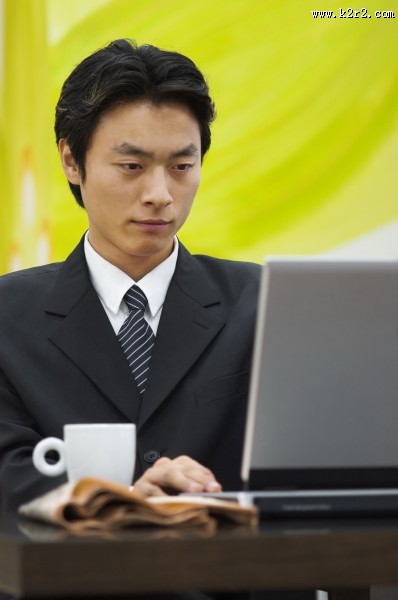 白领男性上网工作图片