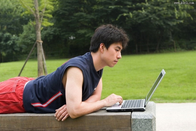 男性上网休闲图片
