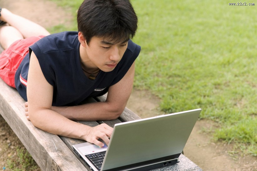 男性上网休闲图片