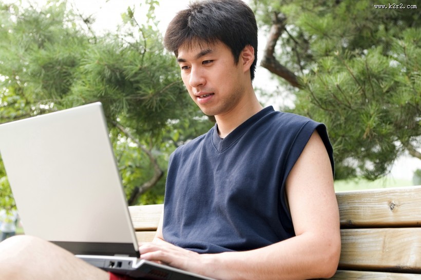 男性上网休闲图片