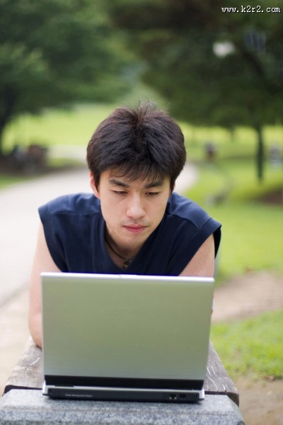 男性上网休闲图片