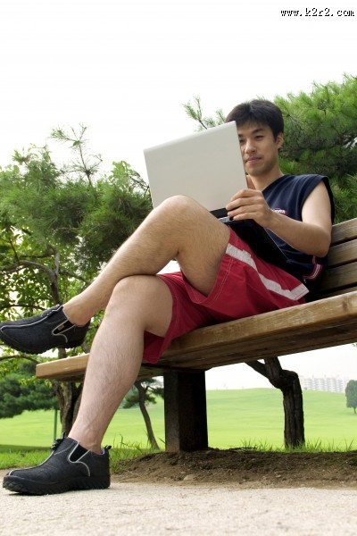 男性上网休闲图片