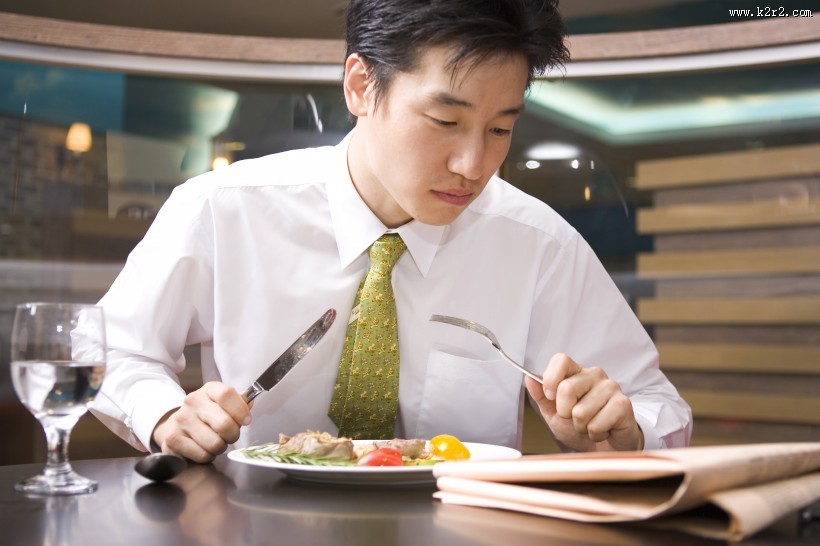 男性白领读书看报图片