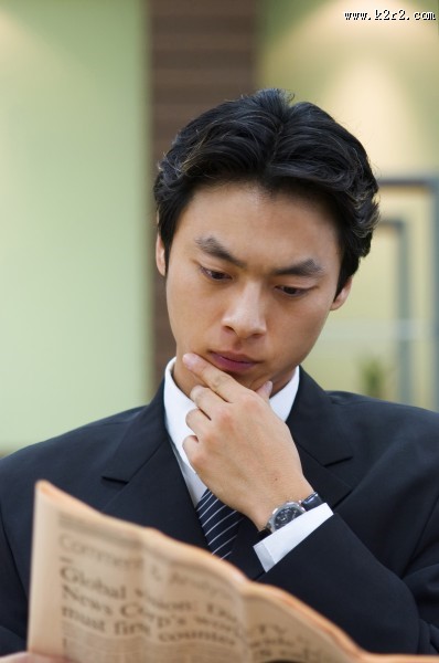 男性白领读书看报图片