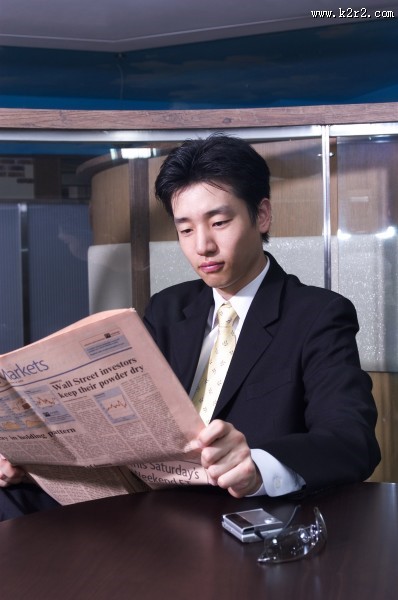 男性白领读书看报图片