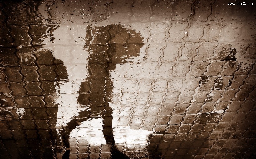 撑着雨伞的女孩图片