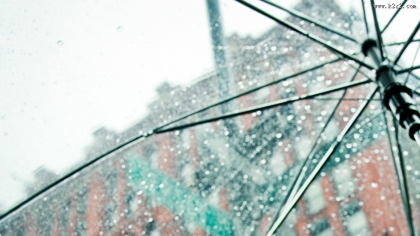 撑着雨伞的女孩图片