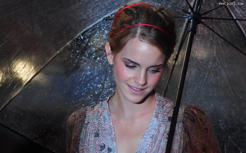 撑着雨伞的女孩图片