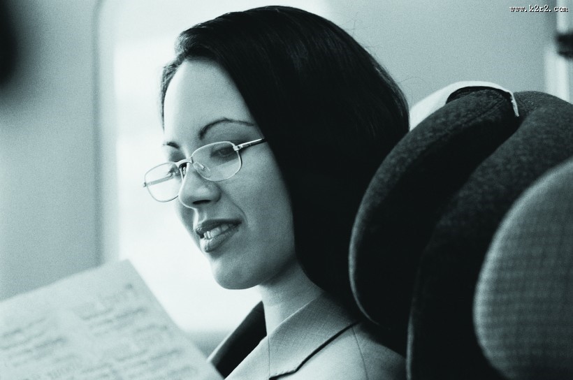 旅途中读书看报的职场人图片