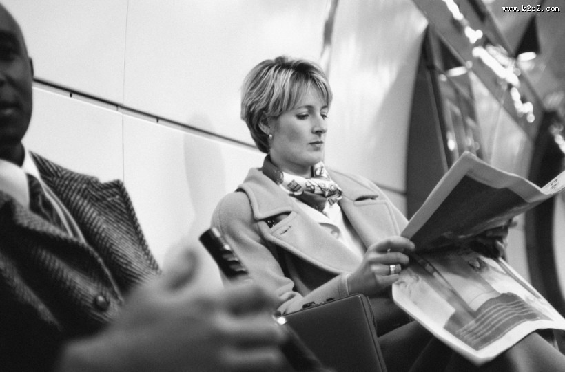 旅途中读书看报的职场人图片