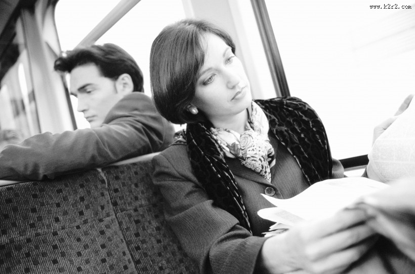 旅途中读书看报的职场人图片