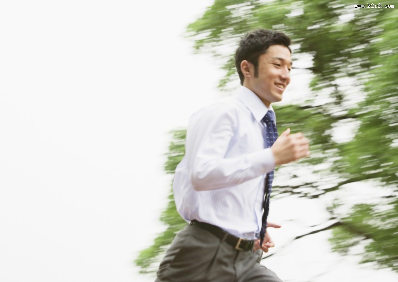 户外草地上的白领图片