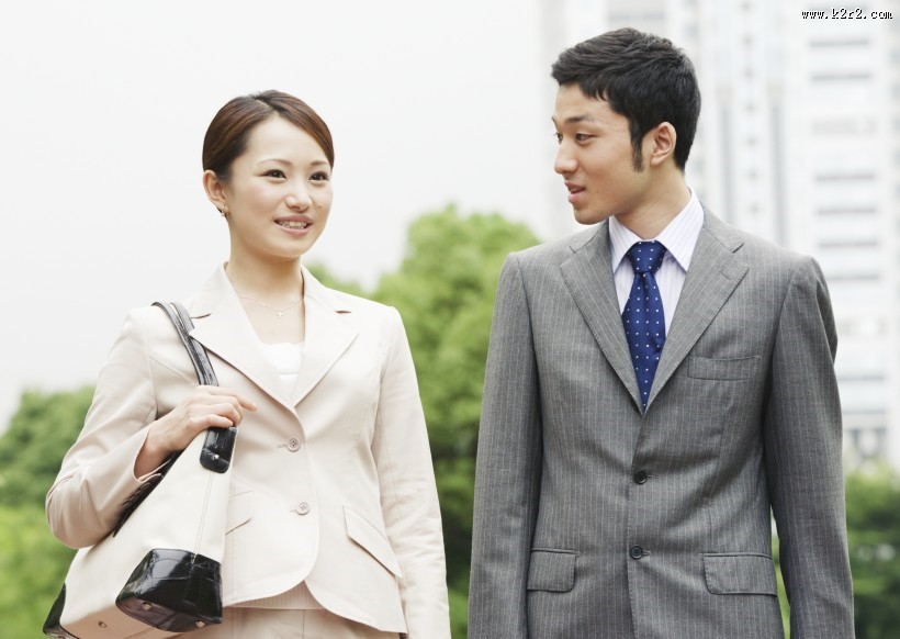 户外草地上的白领图片