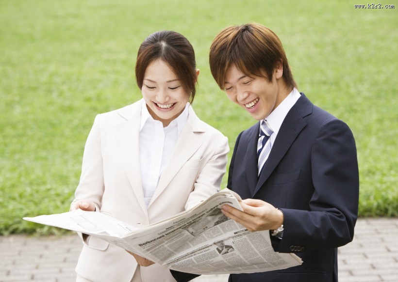 户外草地上的白领图片